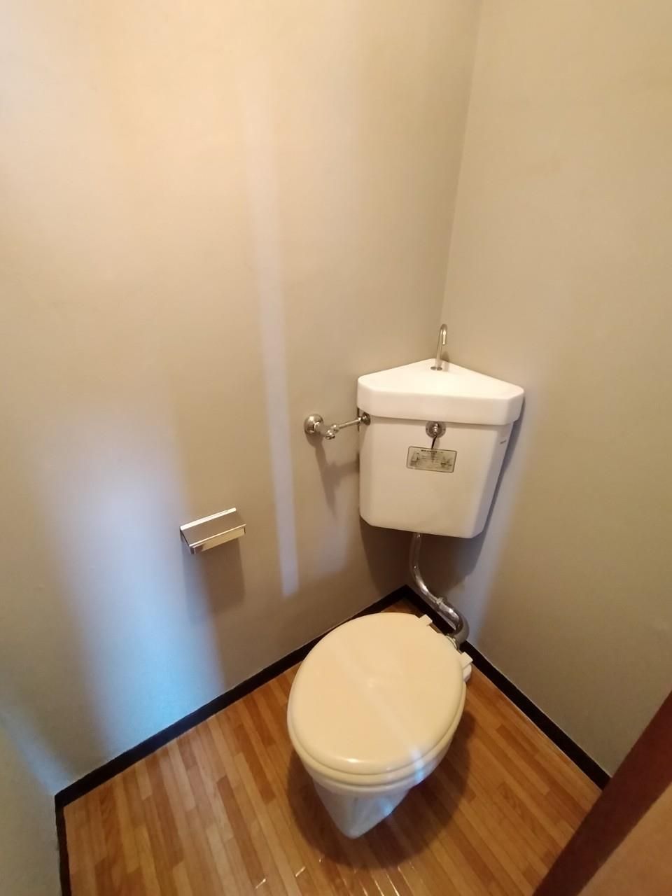 トイレ　落ち着いた色調のトイレです