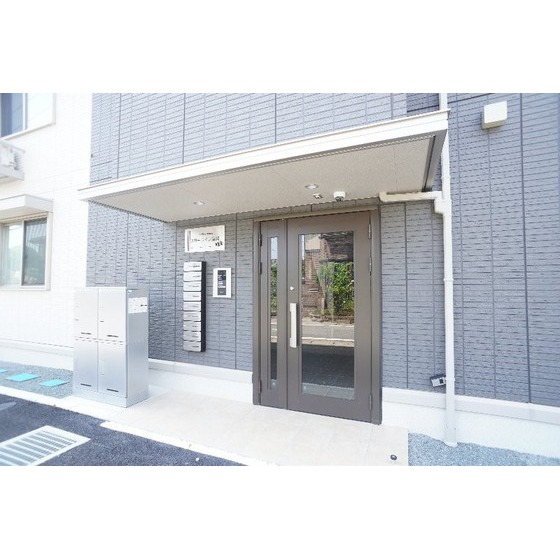 その他　共用エントランスにはオートロック、宅配ボックスあり