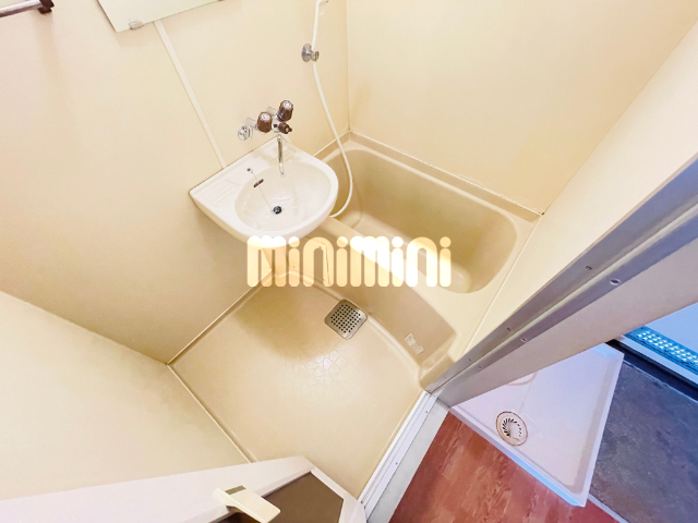 バス・シャワールーム　洋室リビングです。