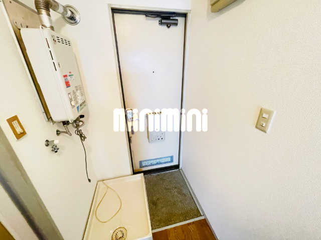 玄関　室内に洗濯機おけます。