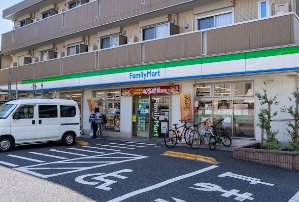 コンビニ　ファミリーマート豊玉北六丁目店（コンビニ）まで215m