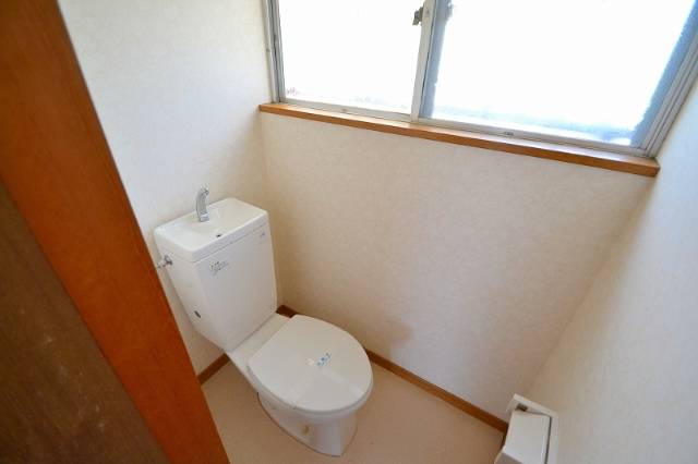 トイレ　窓付きのトイレです。