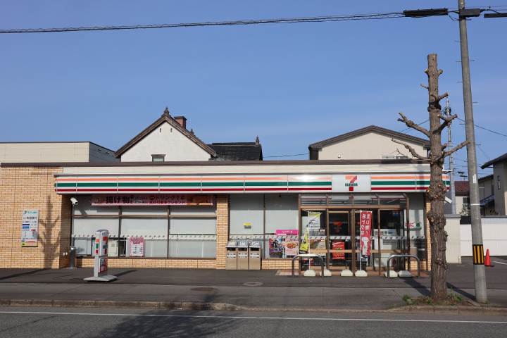 コンビニ　セブン－イレブン秋田明田店（コンビニ）まで697m