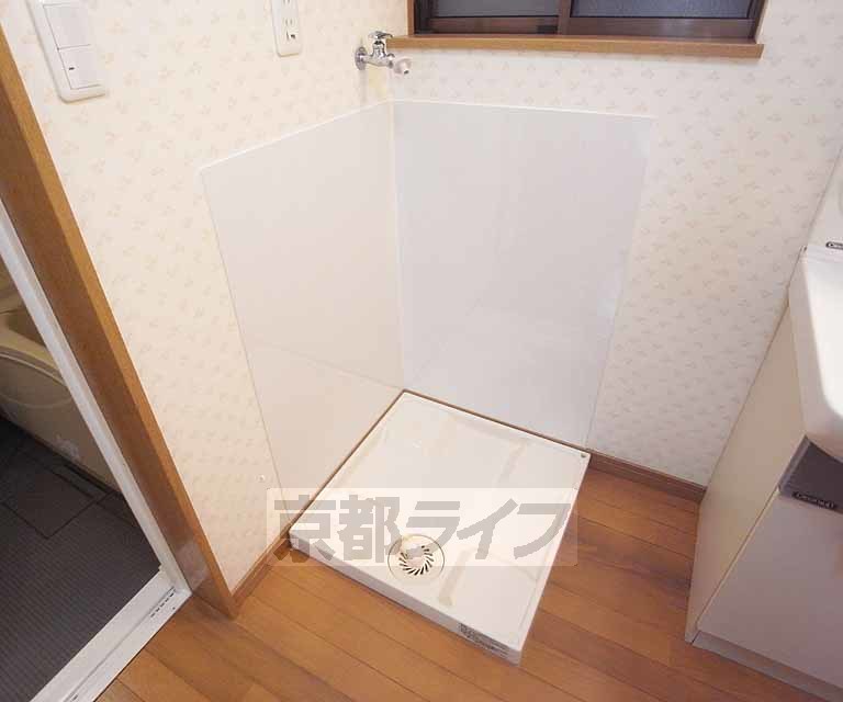 その他設備　お風呂の横にある洗濯機は便利ですね。