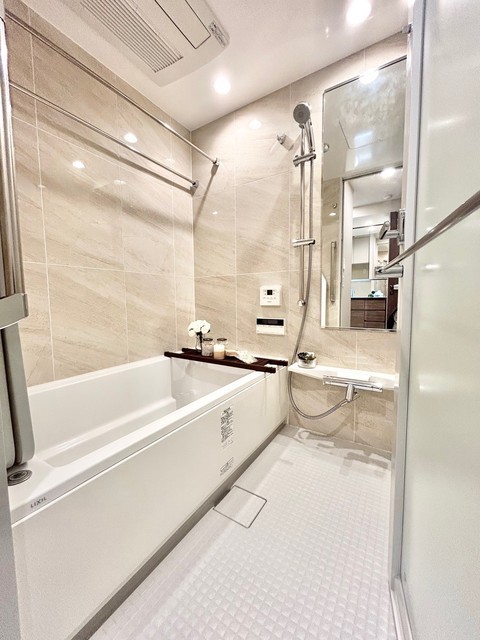 バス・シャワールーム　バス　雑貨類は入居前に撤去いたします