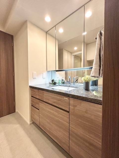 洗面設備　独立洗面台　雑貨類は入居前に撤去いたしま