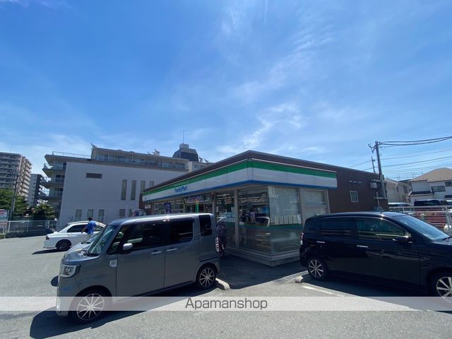 コンビニ　ファミリーマート高尾駅南店（コンビニ）まで895m