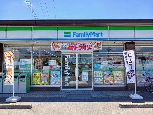コンビニ　ファミリーマート（コンビニ）まで600m