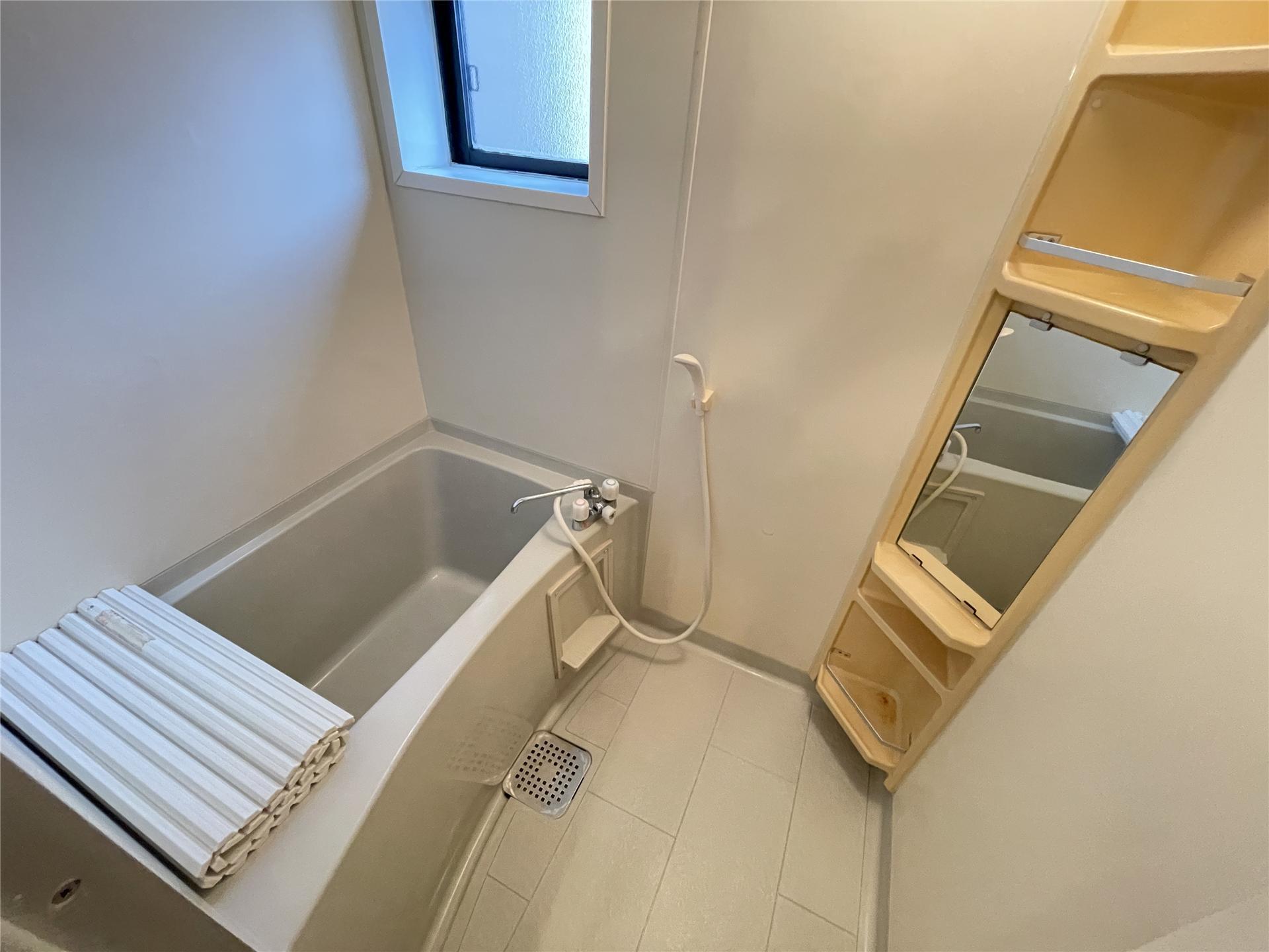 バス・シャワールーム　鏡＆シャワー＆棚付き☆窓があるので換気も楽々♪