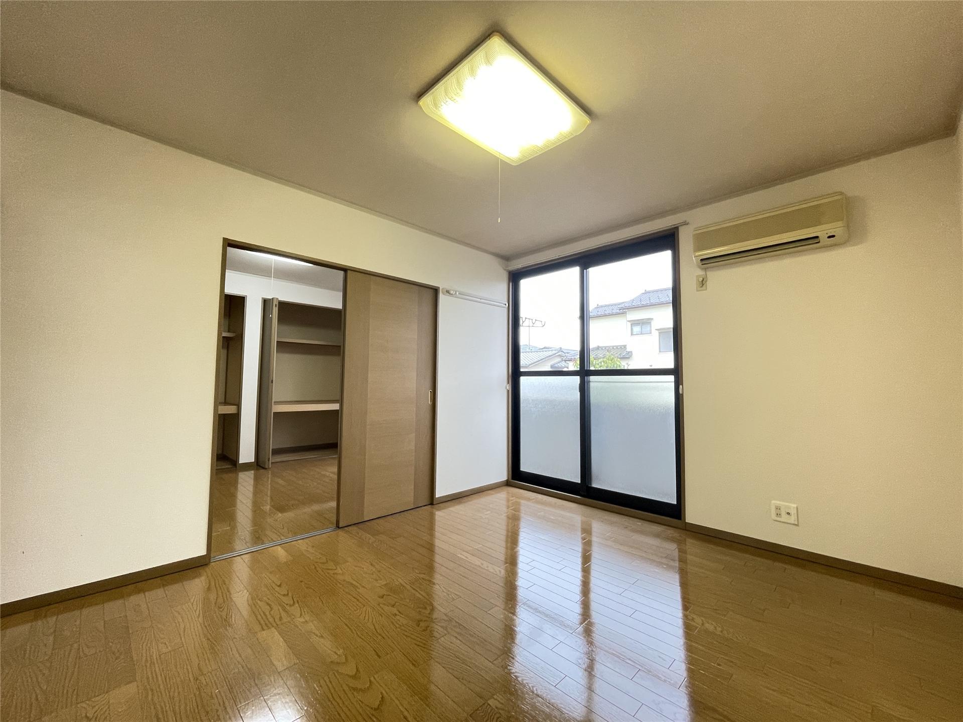 居室・リビング　バルコニー側洋室7帖のお部屋です♪