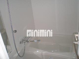 バス・シャワールーム　清潔感のあるバスタブ