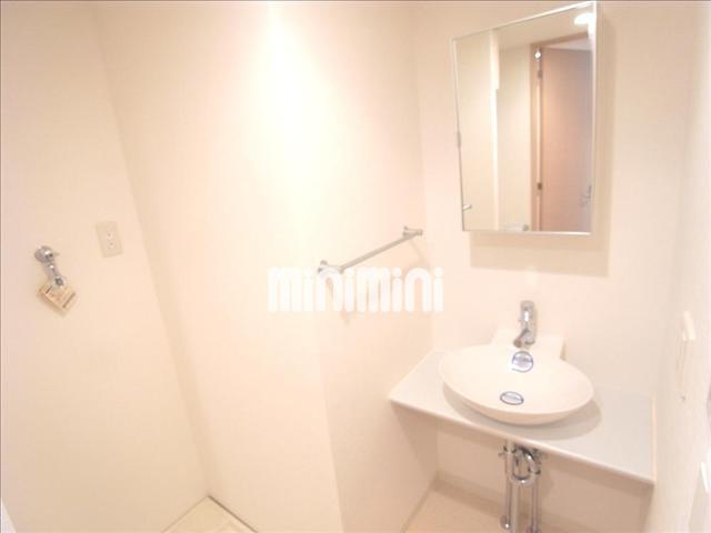 洗面設備　スタイリッシュな洗面台、鏡の裏に収納有