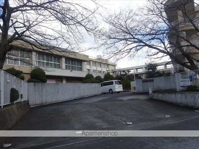 中学校　高積中学校（中学校）まで900m