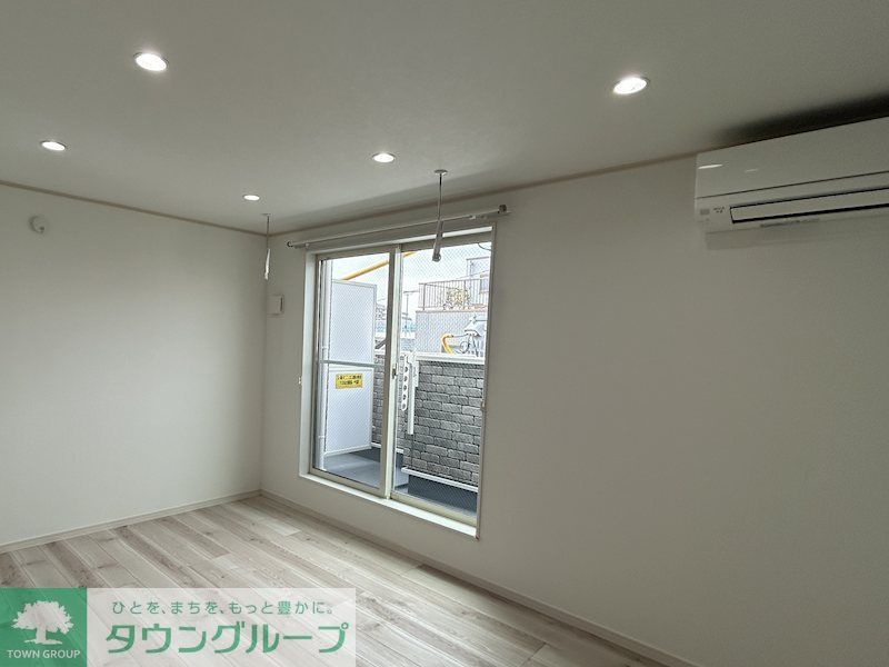 居室・リビング　白が基調の明るい室内！広々！1階はテラス、2階はバルコニー…