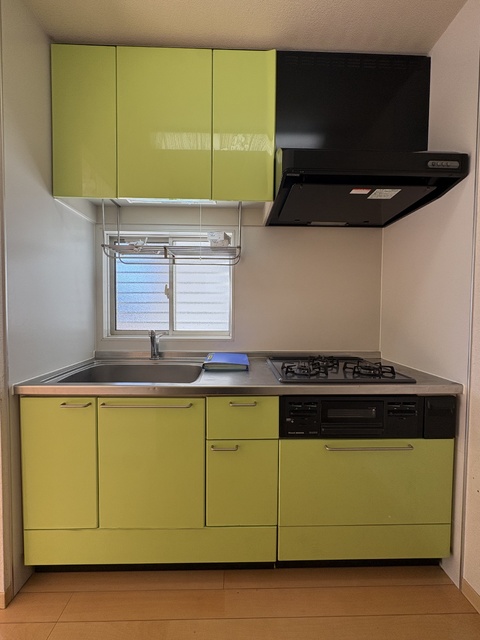 キッチン　※クリーニング前です※窓のある明るいシステムキッチン