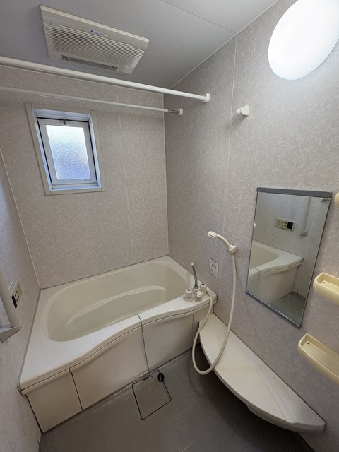 バス・シャワールーム　※クリーニング前です※窓のある明るいバスルームは追焚き付きで