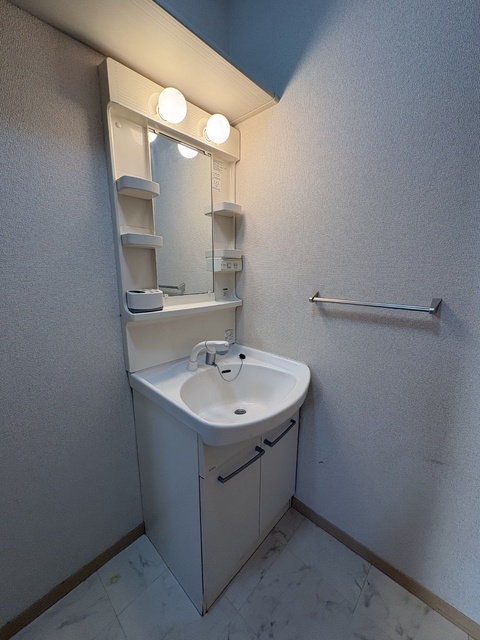 洗面設備　※クリーニング前です※ゆったりとした洗面室は、独立洗面台付き