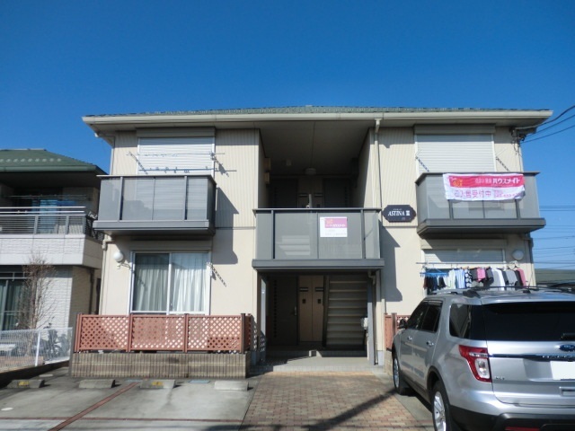 建物外観　南東向きのバルコニー前が駐車場のため、日当り良好