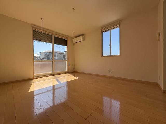 居室・リビング　※クリーニング前です※明るい角部屋です