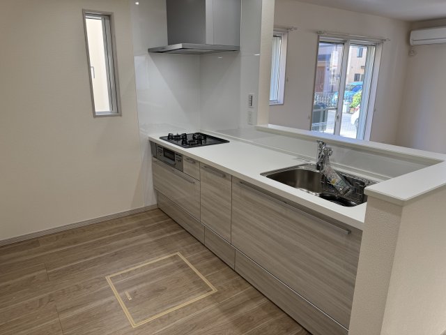 キッチン　グリル付き ガスコンロ３口でございます。 床下収納もついてお