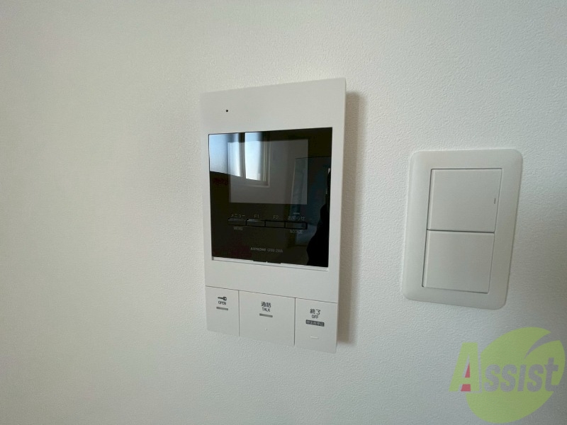 バルコニー　ＴＶモニター付インターホンです。来客者の顔が見えるので安心！