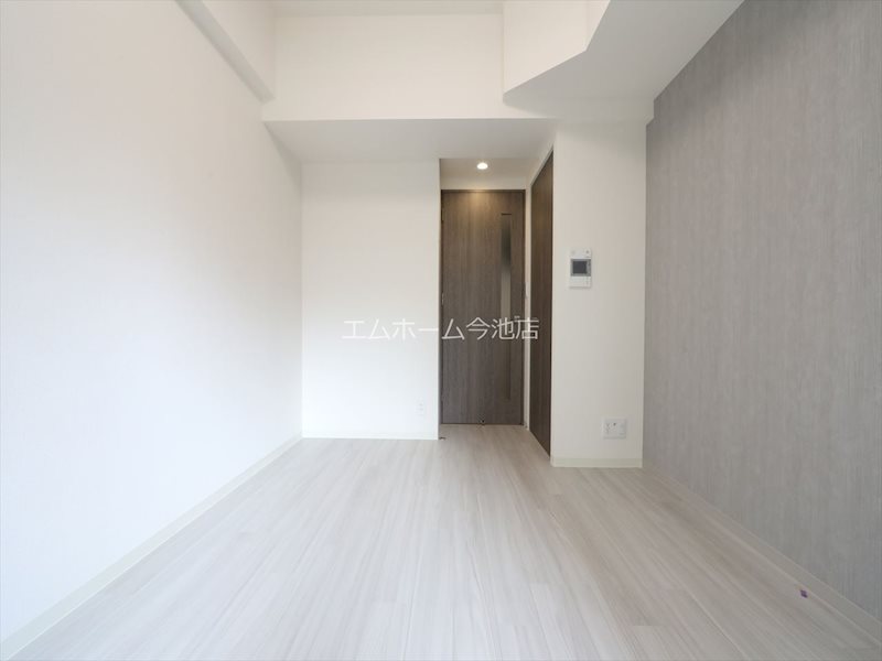 その他　洋室6.4帖　エアコン付　バルコニーに面しています