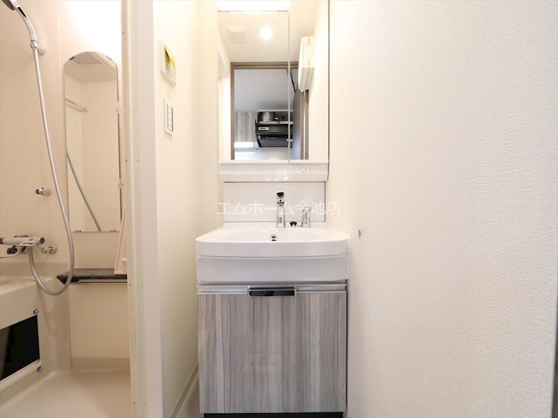 洗面設備　脱衣所　独立洗面台（シャンプードレッサー付）