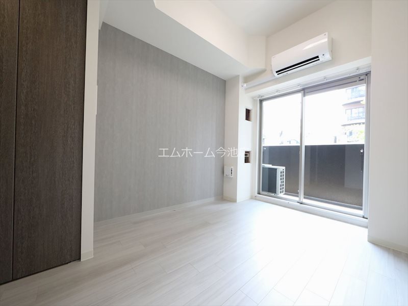 その他部屋・スペース　洋室6.4帖　エアコン付　バルコニーに面しています