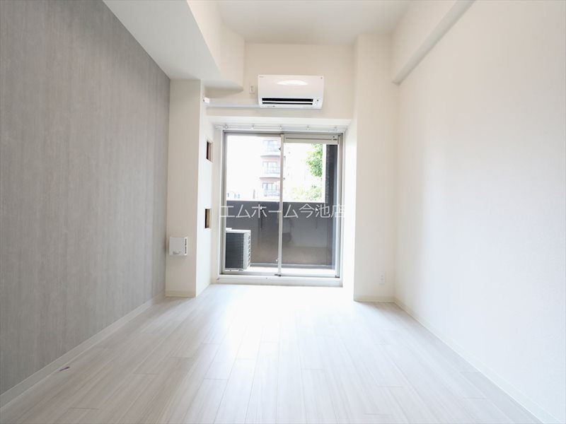 バルコニー　洋室6.4帖　エアコン付　バルコニーに面しています