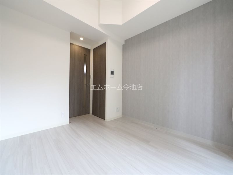 居室・リビング　洋室6.4帖　エアコン付　バルコニーに面しています