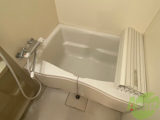 バス・シャワールーム　白を基調とした清潔館のある浴室です。湯船にも浸かれます。