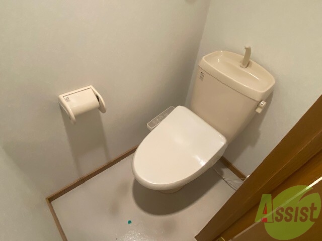 トイレ　ウォシュレット機能付き便座ですので、快適になりますよね。