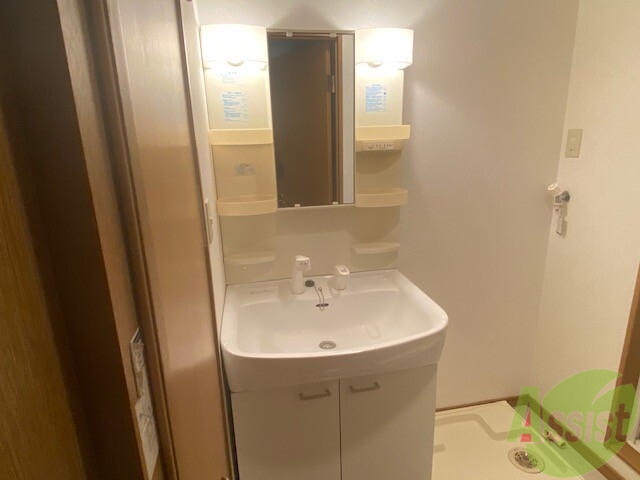 洗面設備　シャンプーもできる独立洗面台です。お出かけの準備も快適ですね