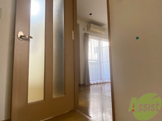 玄関　こちらは玄関になります。段差が低いので、行き来が楽ですね。