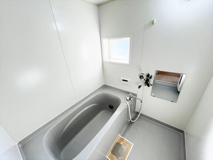 バス・シャワールーム　追い焚き機能、小窓つき