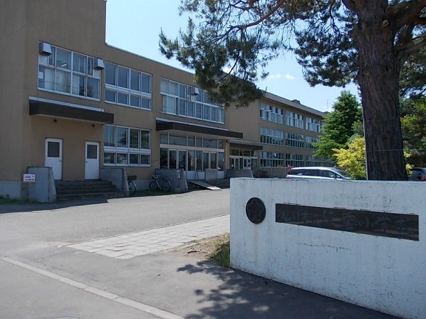 小学校　旭川市立陵雲小学校（小学校）まで600m