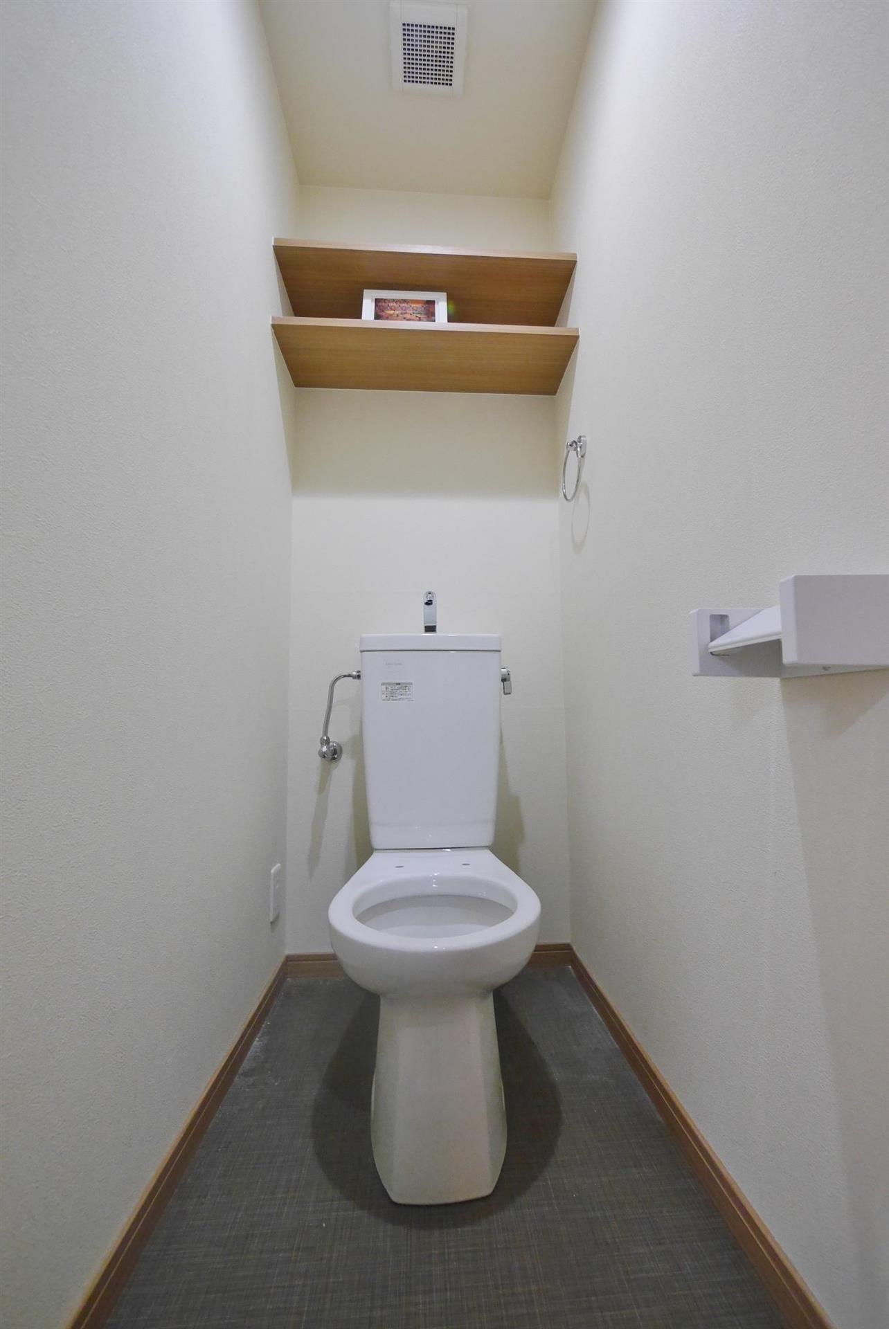 トイレ　反転タイプの写真です。イメージになります。