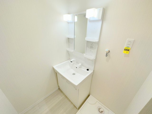 洗面設備　人気の独立洗面所にはうれしいシャンプードレッサーが付いてます