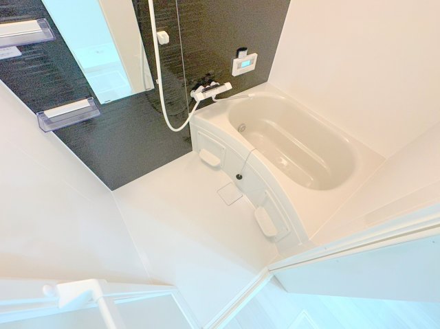 バス・シャワールーム　大きなバスルームは、足を伸ばせしてゆっくりできます。