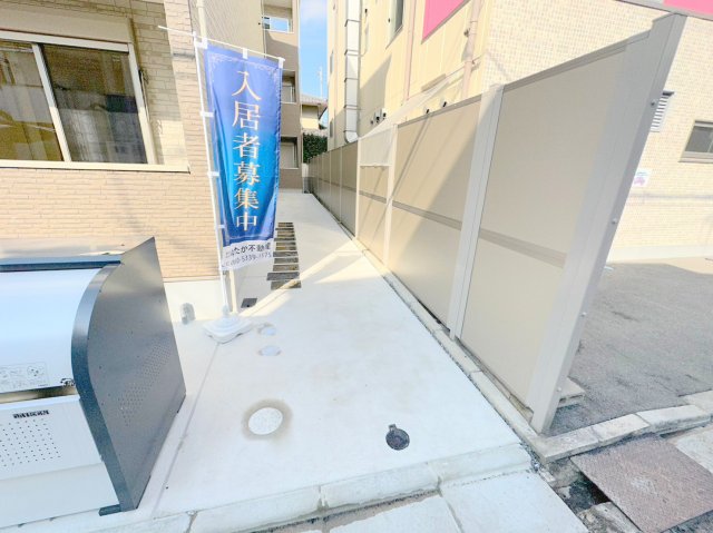 エントランス　落ち着いたエントランスです