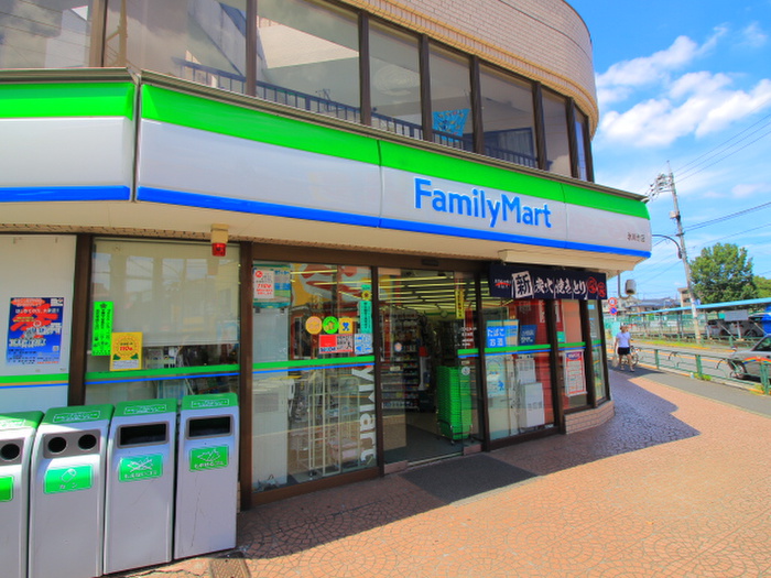 コンビニ　ファミリーマート（コンビニ）まで324m