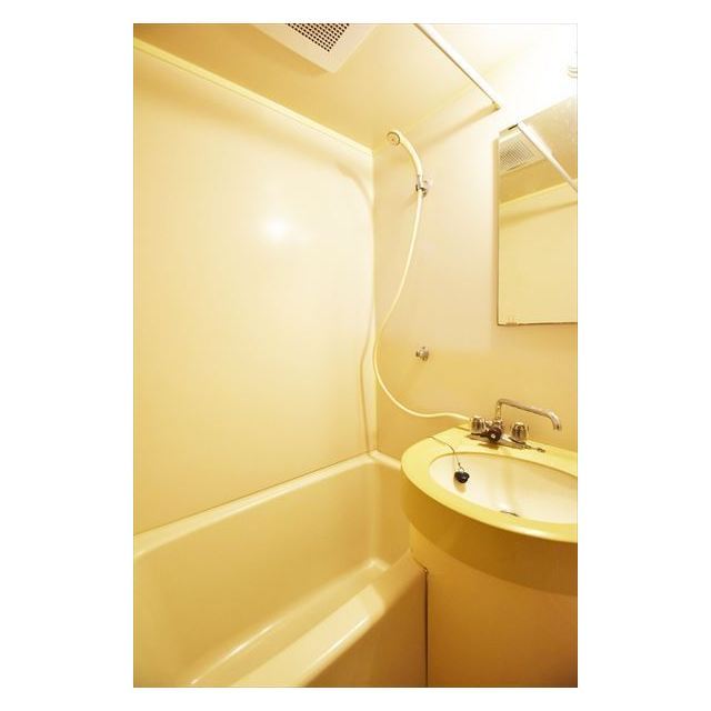 バス・シャワールーム　コンパクトで使いやすいお風呂です