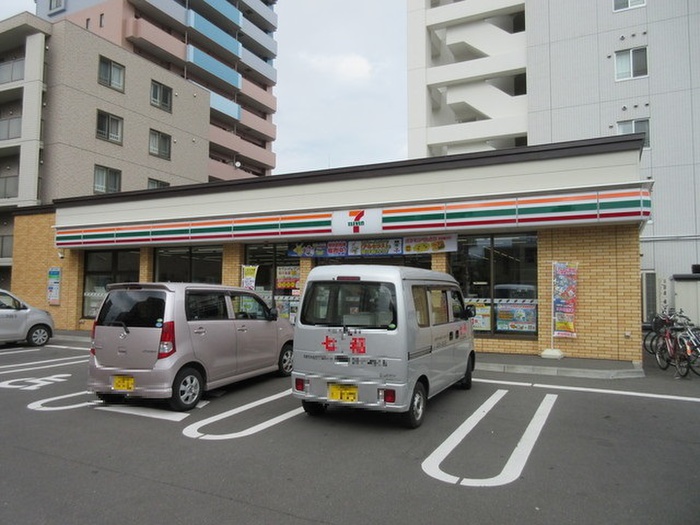 コンビニ　セブンイレブン（コンビニ）まで25m