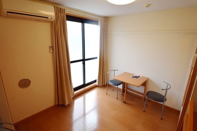 居室・リビング　★大きな窓明るい洋室★