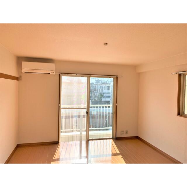 居室・リビング　南向きで明るい室内（カメラは逆光になっています）