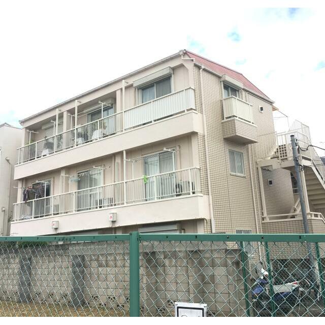 建物外観　タイル張り３階建て