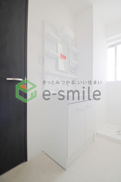 洗面設備　独立洗面台、小物を置くことができて便利です