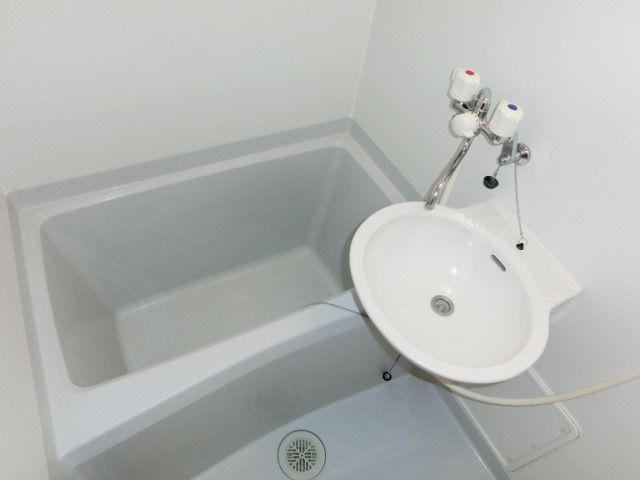 バス・シャワールーム　清潔感のあるバスルームです