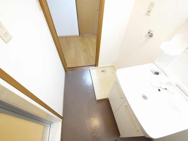 洗面設備　明るい洗面所です