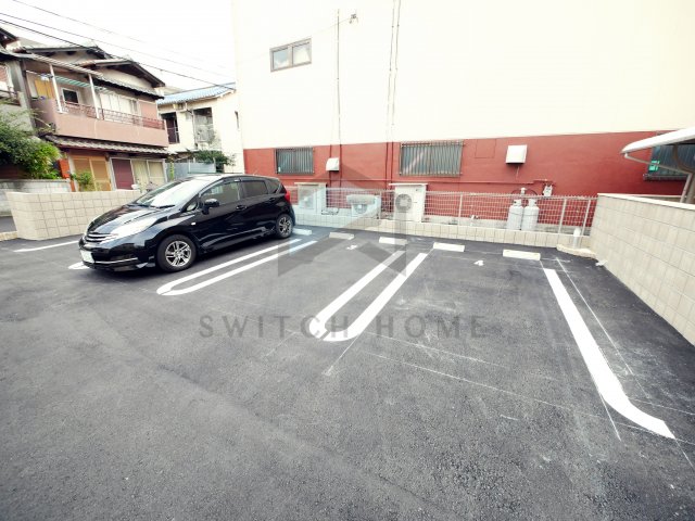 駐車場　駐車場があるので、車を買う予定の方も安心です